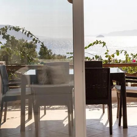 House With Sea View And Shared Pool In Bodrum 图尔古特雷斯